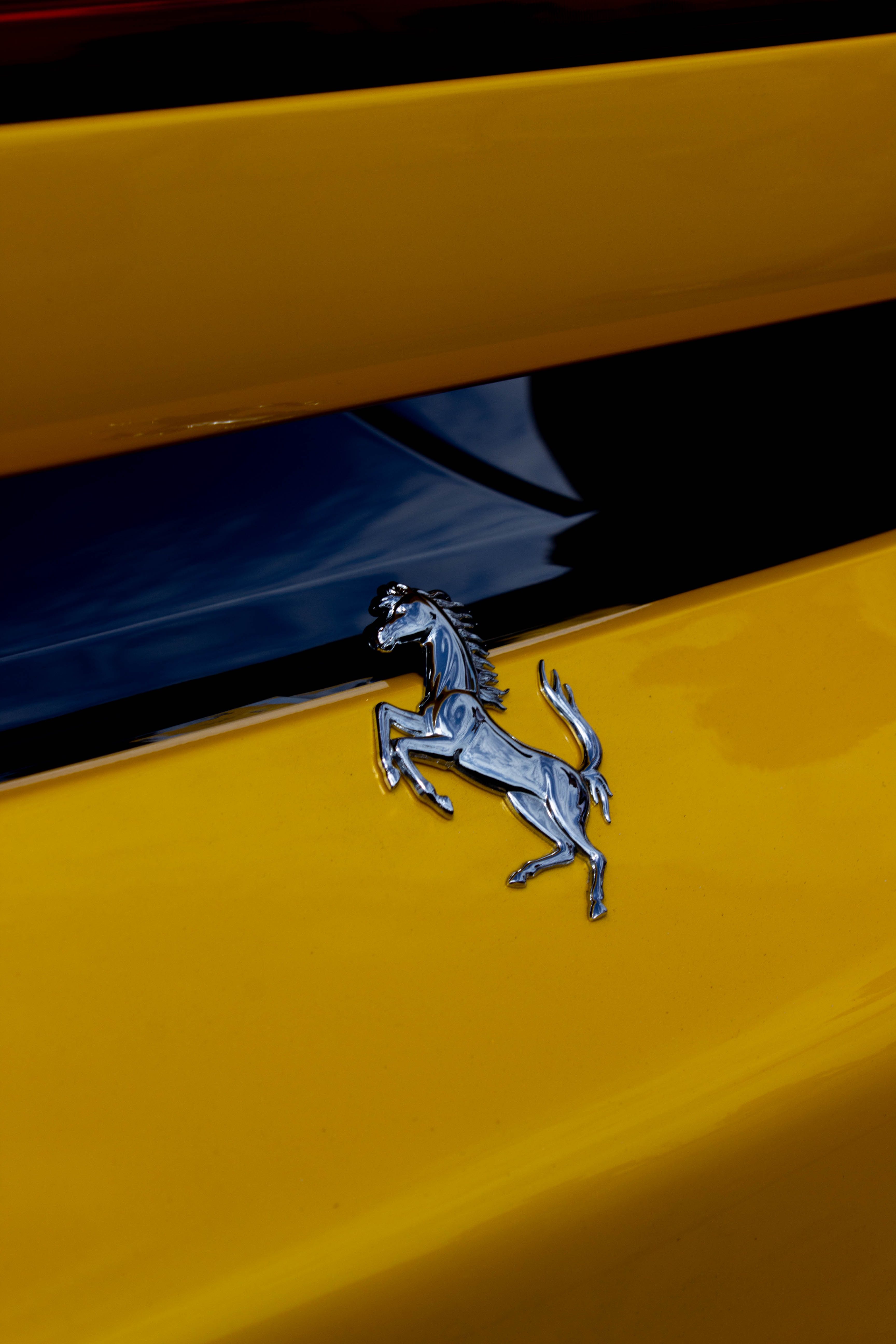 Automobil